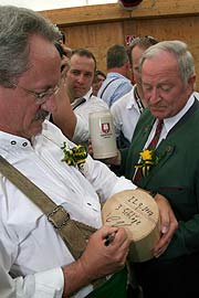 Die Anzahl der Schläge wird notiert und signiert (Foto: Martin Schmitz)